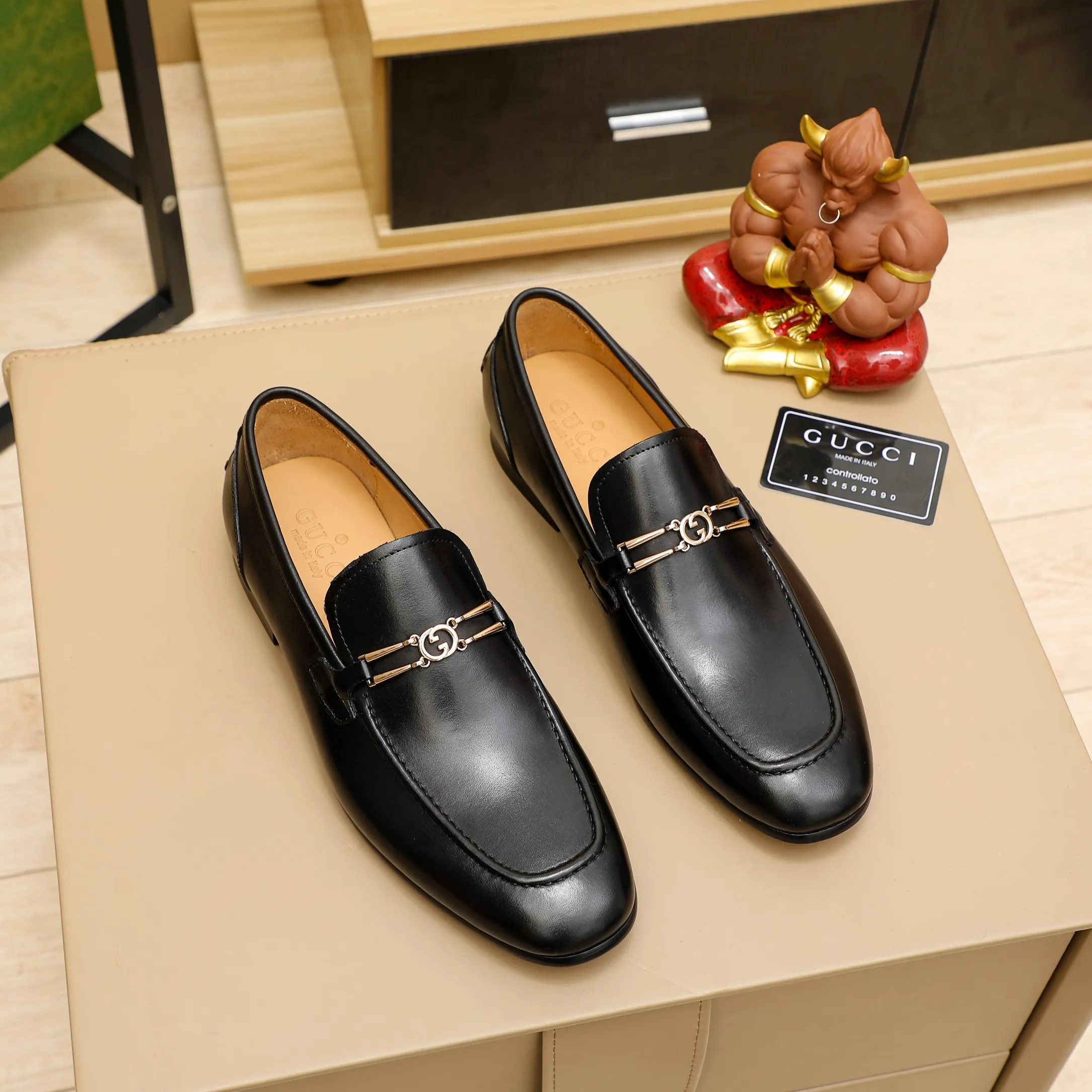 p480 GUCCI 2021 men’s latest casual leather shoes👞! Available at counters simultaneously! A one-to-one replica of the original. All imported top layer calfskin. The interior is made of top-grade cowhide, and the original factory-supplied rubber outsole is used. Leading new fashion concepts. Black, brown, matching sizes: 38-45